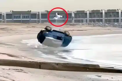 Maniobra Errónea en la Playa: Pone a Volar a Conductor de Toyota FJ Cruiser Aviso para la Conducción Temeraria