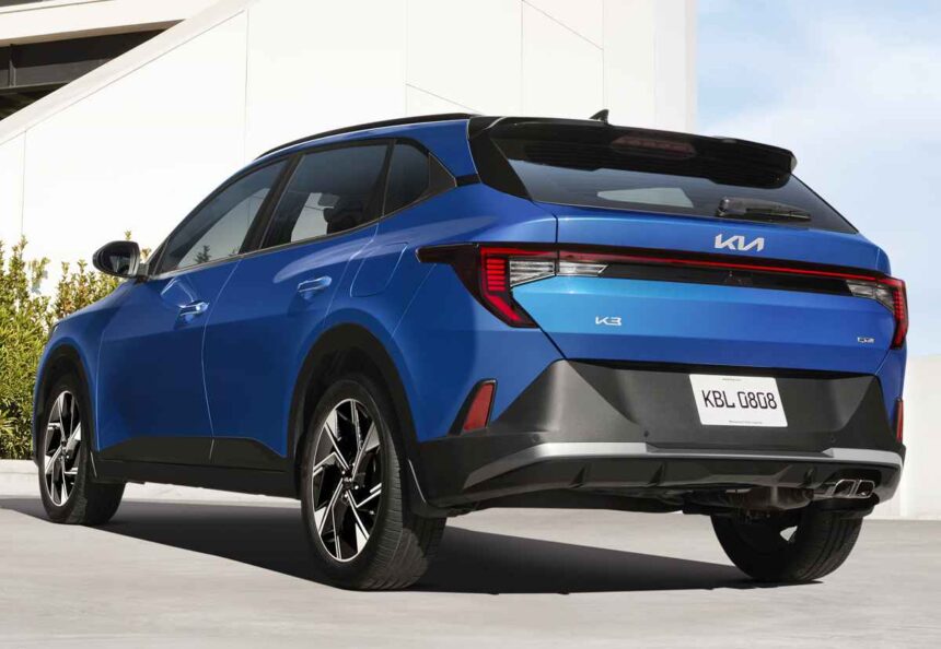 Kia K3 Cross por detrás