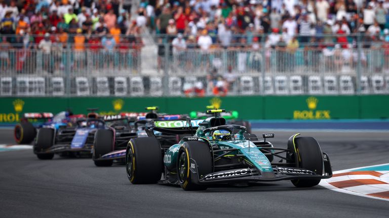 El Ascenso y Caída de Aston Martin en la Fórmula 1: Un Análisis Profundo 6 ¡Aston Martin en pánico! ¿Qué se rompió en el coche de Fernando Alonso durante el GP de Miami?