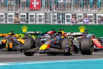 Max Verstappen: La "Máquina de Carrera" El Elogio de Christian Horner 3 "¡Christian Horner confirma que Max Verstappen no se va de Red Bull F1! ¡Entérate aquí!"