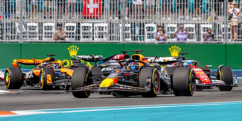 Max Verstappen: La "Máquina de Carrera" El Elogio de Christian Horner 1 "¡Christian Horner confirma que Max Verstappen no se va de Red Bull F1! ¡Entérate aquí!"