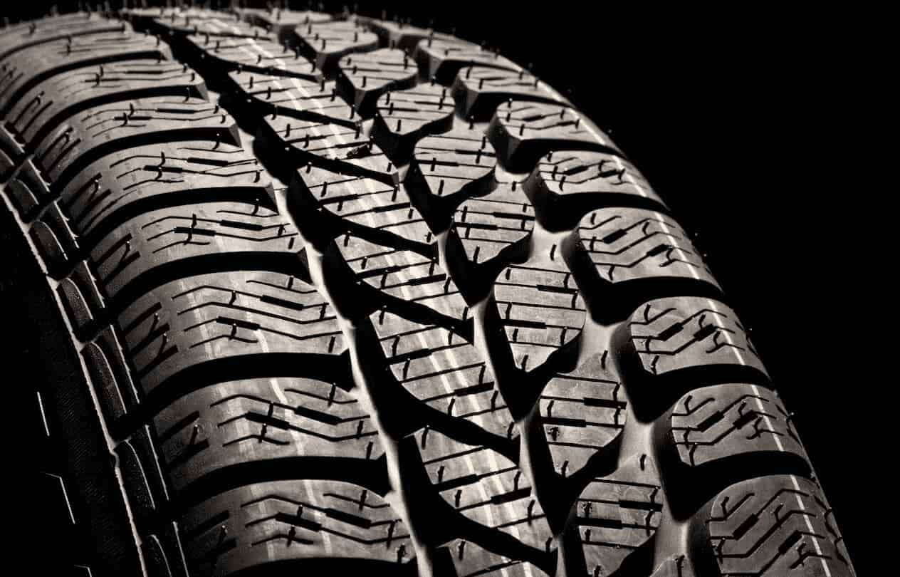 Neumáticos Inteligentes Podrían Adaptarse a las Condiciones de Conducción para 2035 1 Pelos en las Llantas del Auto