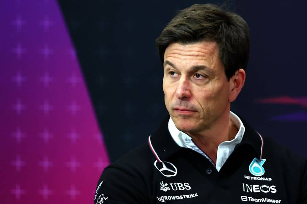 Toto Wolff Advierte a Kimi Antonelli: ¡Deja de Especular y Concéntrate en la F2! 1 Toto Wolff serio