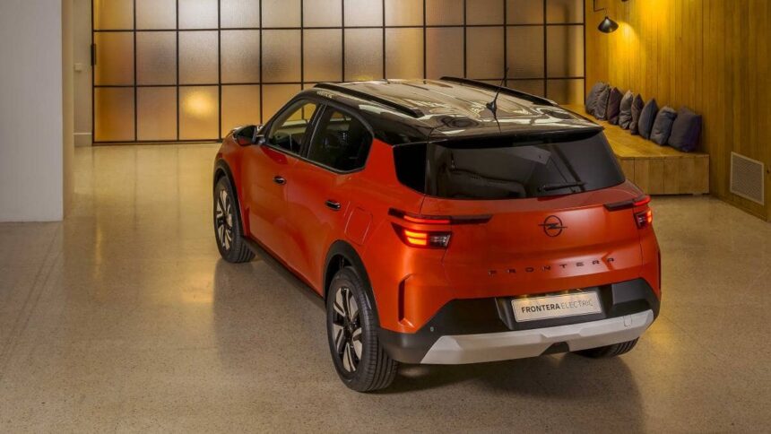 Opel Frontera 2025 por detrás