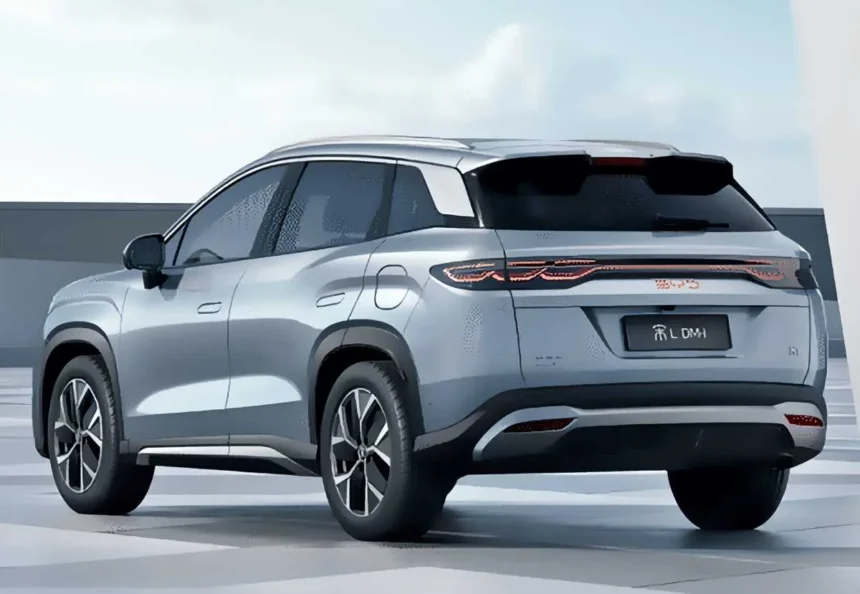 Nuevo-BYD-Song-L-DM-i detrá