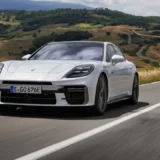 Europa en Alerta: China Prepara Represalias Contra los Autos de Lujo Alemanes 4 Porsche Panamera Turbo S E-Hybrid 2025 frente