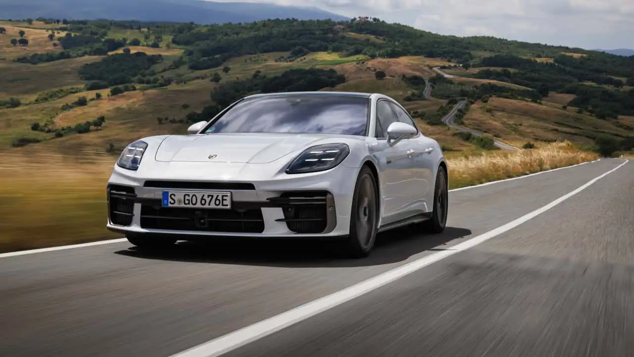 Europa en Alerta: China Prepara Represalias Contra los Autos de Lujo Alemanes 1 Porsche Panamera Turbo S E-Hybrid 2025 frente
