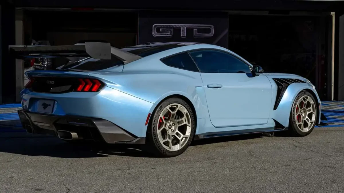 ¿Mustang híbrido?: El muscle car que podría electrificarse sin perder su esencia 3 Ford Mustang GTD 2025 detras