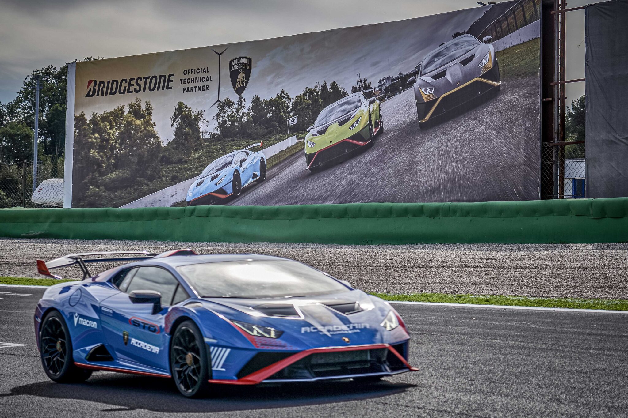 Lamborghini Accademia: La Experiencia de Conducción Deportiva con el Huracán STO y Bridgestone 1 BR14 Copy 1