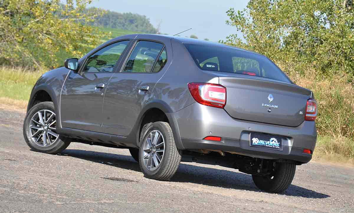 Renault Logan: Se Seguirá Produciendo en Colombia 1 Renault logan detrás