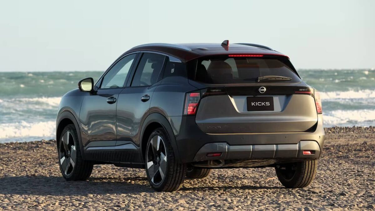 Nissan Kicks 2025 detrás