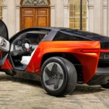 Callum Skye: Lujo, Diseño y Rendimiento en un Vehículo Eléctrico Revolucionario 7 Callum Skye puerta
