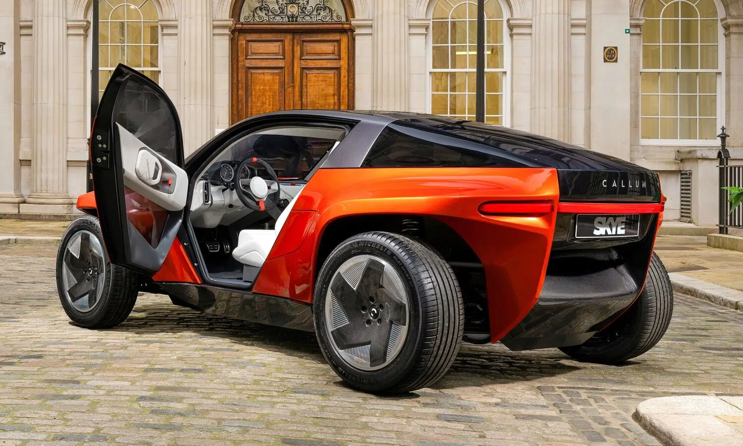 Callum Skye: Lujo, Diseño y Rendimiento en un Vehículo Eléctrico Revolucionario 1 Callum Skye puerta