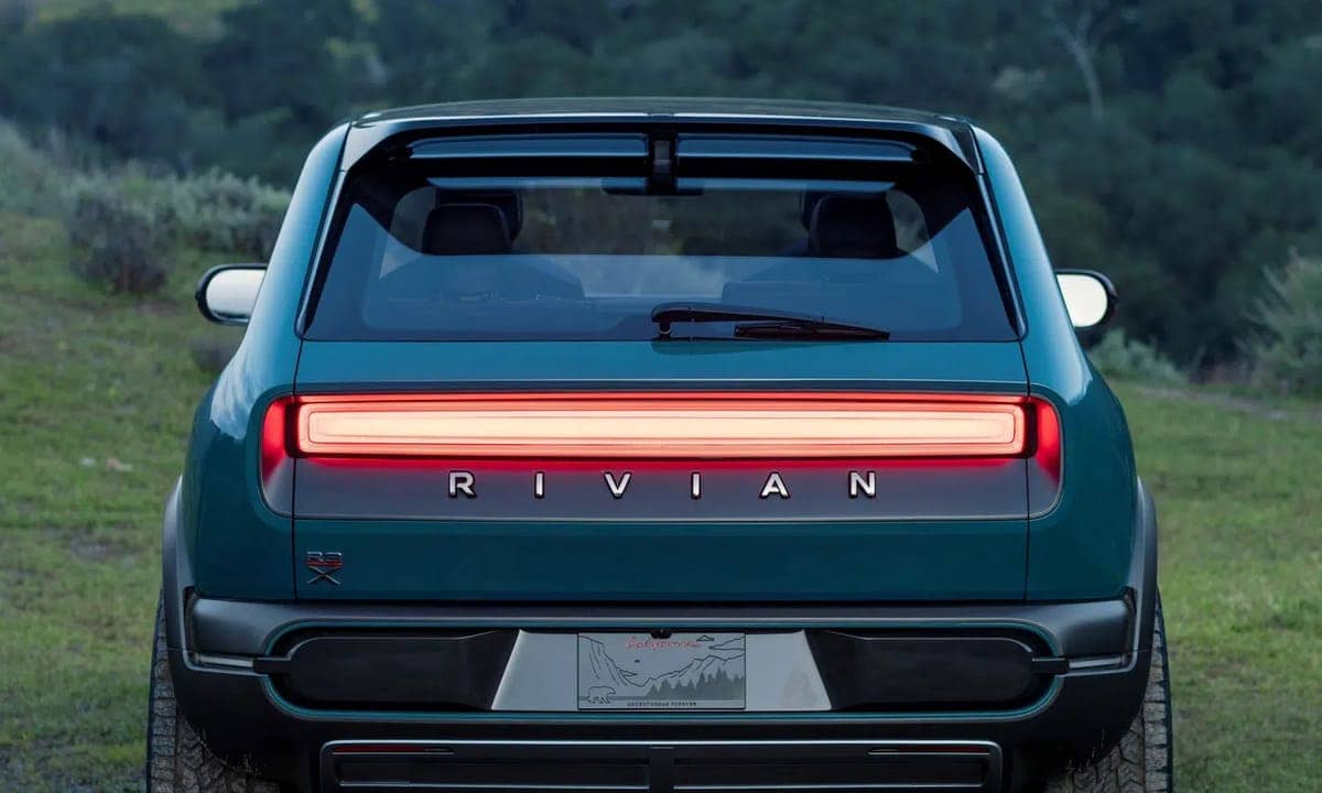 Rivian cumple con sus ganancias y atrae la millonaria inversión de Volkswagen 2 Revian R3X por detras