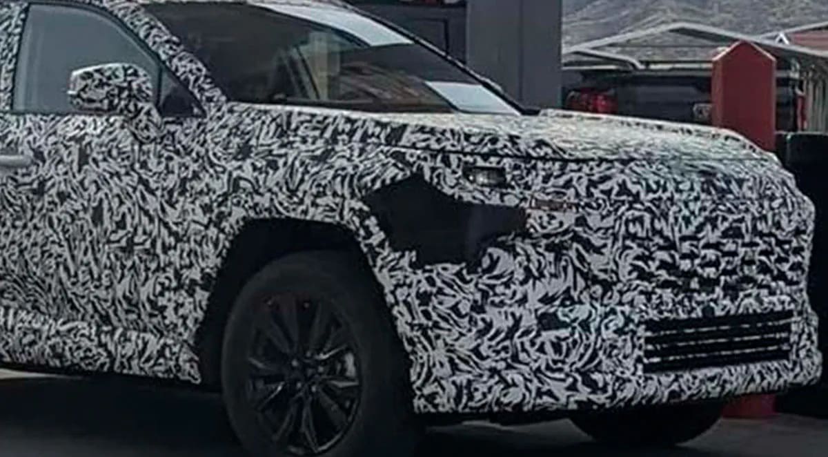 Nueva Toyota RAV4: Así será el SUV más vendido del mundo 3 Toyota RAV4 2026 camuflado frente