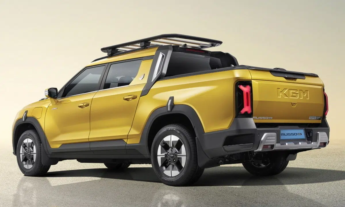 KGM Musso EV: la pick-up eléctrica más peculiar del mundo 3 KGM Musso EV 2025 por detrás