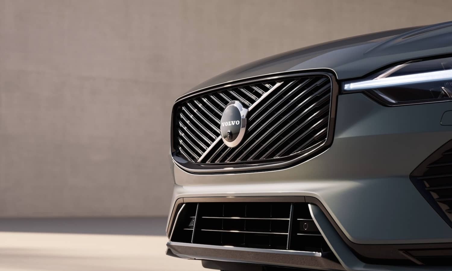 Volvo XC60 2025: Diseño Renovado y más Tecnología 1 frente Volvo XC60 2025