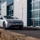 Toyota Prius 2025: La Revolución Híbrida con 223 Caballos y Hasta 110 km de Autonomía Eléctrica 6 Toyota Prius 2025 blanco