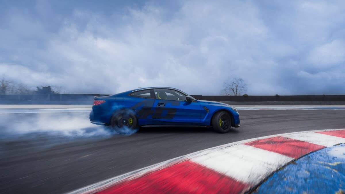 BMW M4 VR46: El Exclusivo Homenaje a Valentino Rossi en su 46º Cumpleaños 1 BMW M4 VR46 lateral