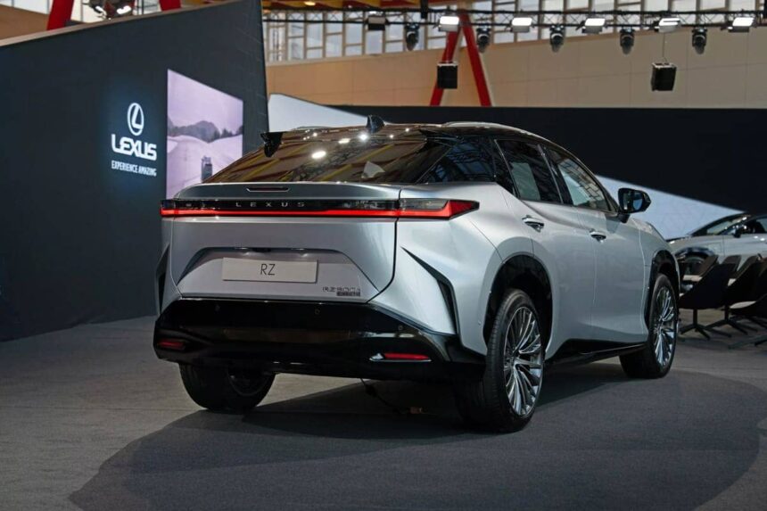 Lexus RZ 2026 por detrás