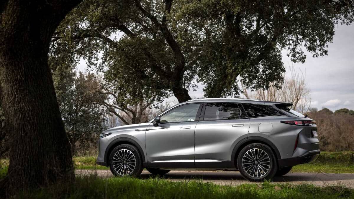 Omoda 9 SHS: El SUV híbrido Enchufable que Rompe Esquemas 1 Omoda 9 SHS laterl