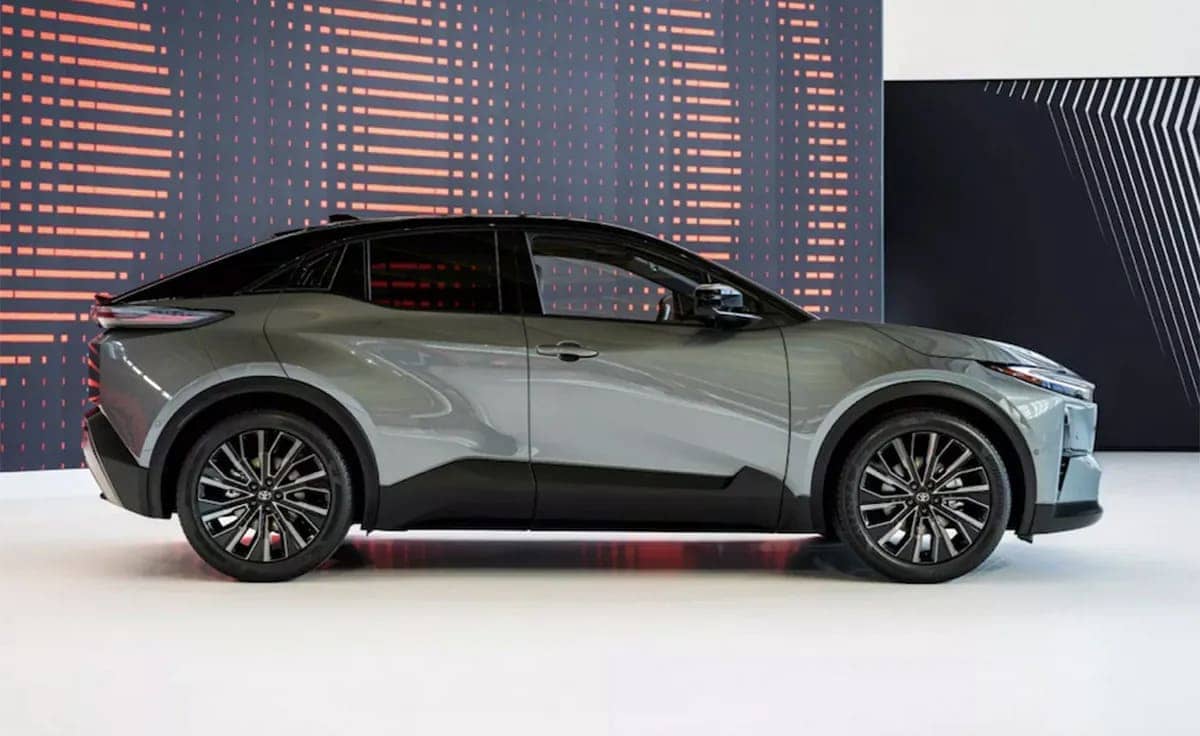 Nuevo Toyota C-HR+ 2026: Un Eléctrico con Hasta 600 km de Autonomía 1 Toyota C-HR+ 2026 lateral