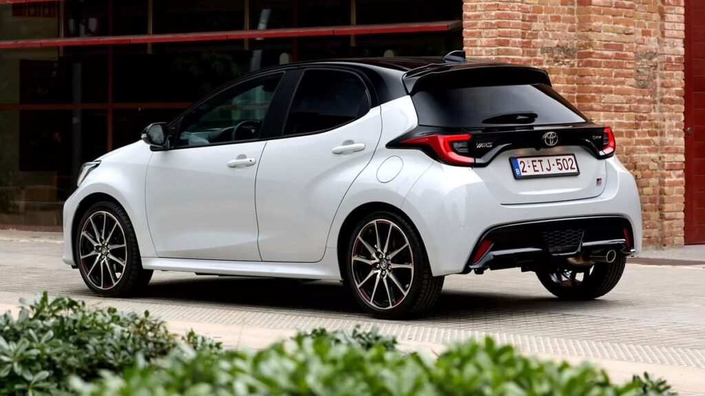 Toyota asegura que el Yaris eléctrico llegará, pero aún no está listo 4 Toyota Yaris GR Sport 2