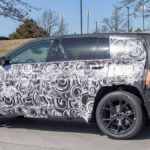 Jeep Cherokee 2026 lateral camuflado