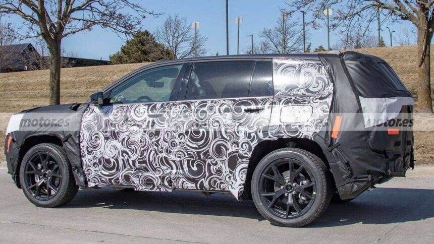 Jeep Cherokee 2026 lateral camuflado