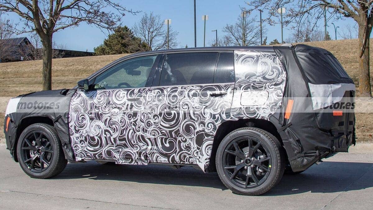 Jeep Cherokee 2026: El Renacimiento de un Clásico Fotos Espias 1 Jeep Cherokee 2026 lateral camuflado
