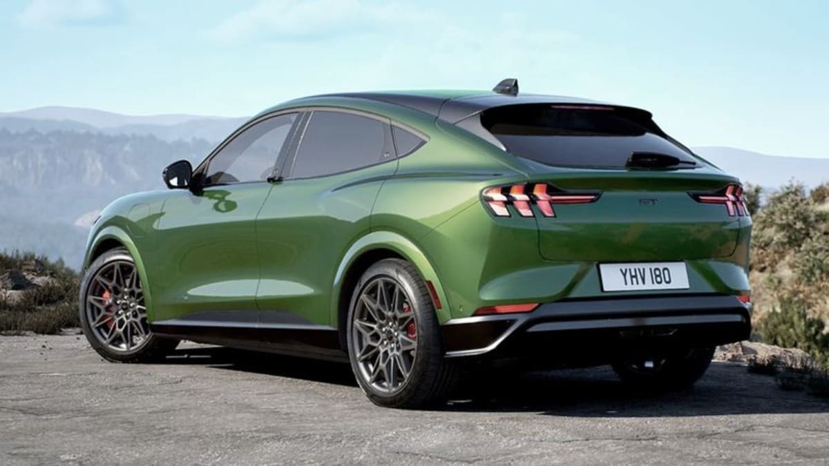 Ford Mustang Mach-E 2026: la deportividad eléctrica que está cruzando fronteras 2 Ford Mustang Mach-E 2026 por detras