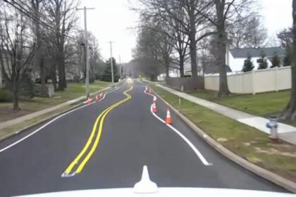 líneas-onduladas-en-el-asfalto