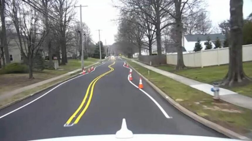 líneas-onduladas-en-el-asfalto