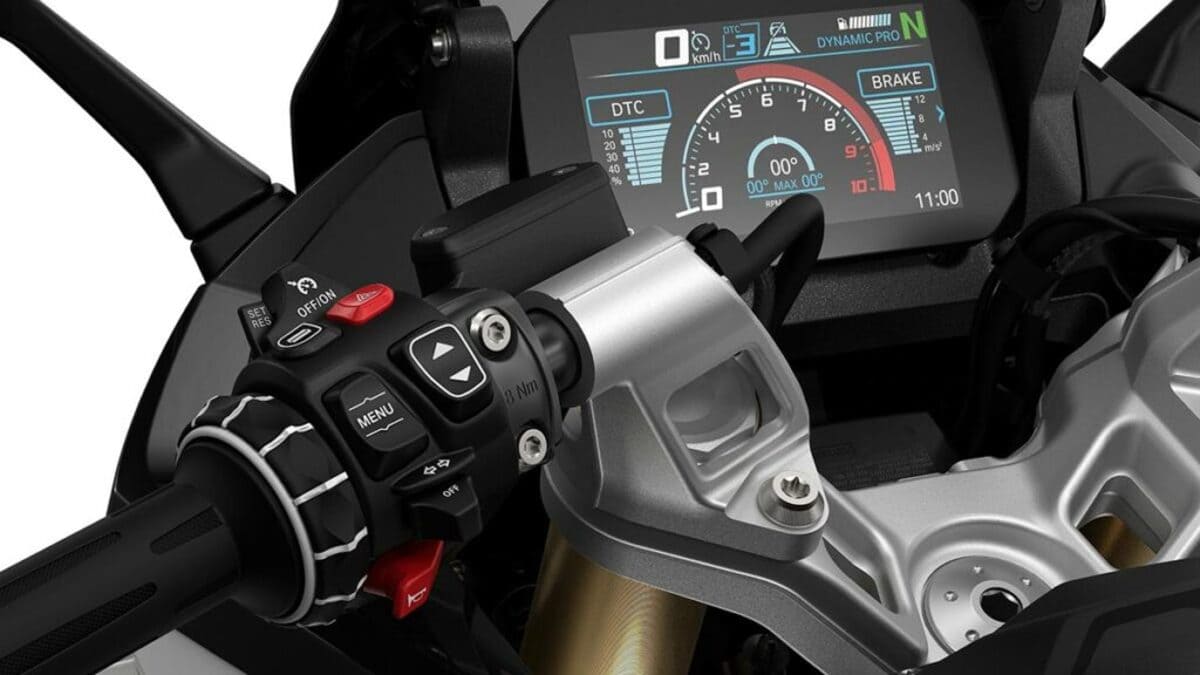 BMW R 1300 RS: La moto que no sabías que necesitabas (hasta que la ves rodar) 5 BMW R 1300 RS 10004