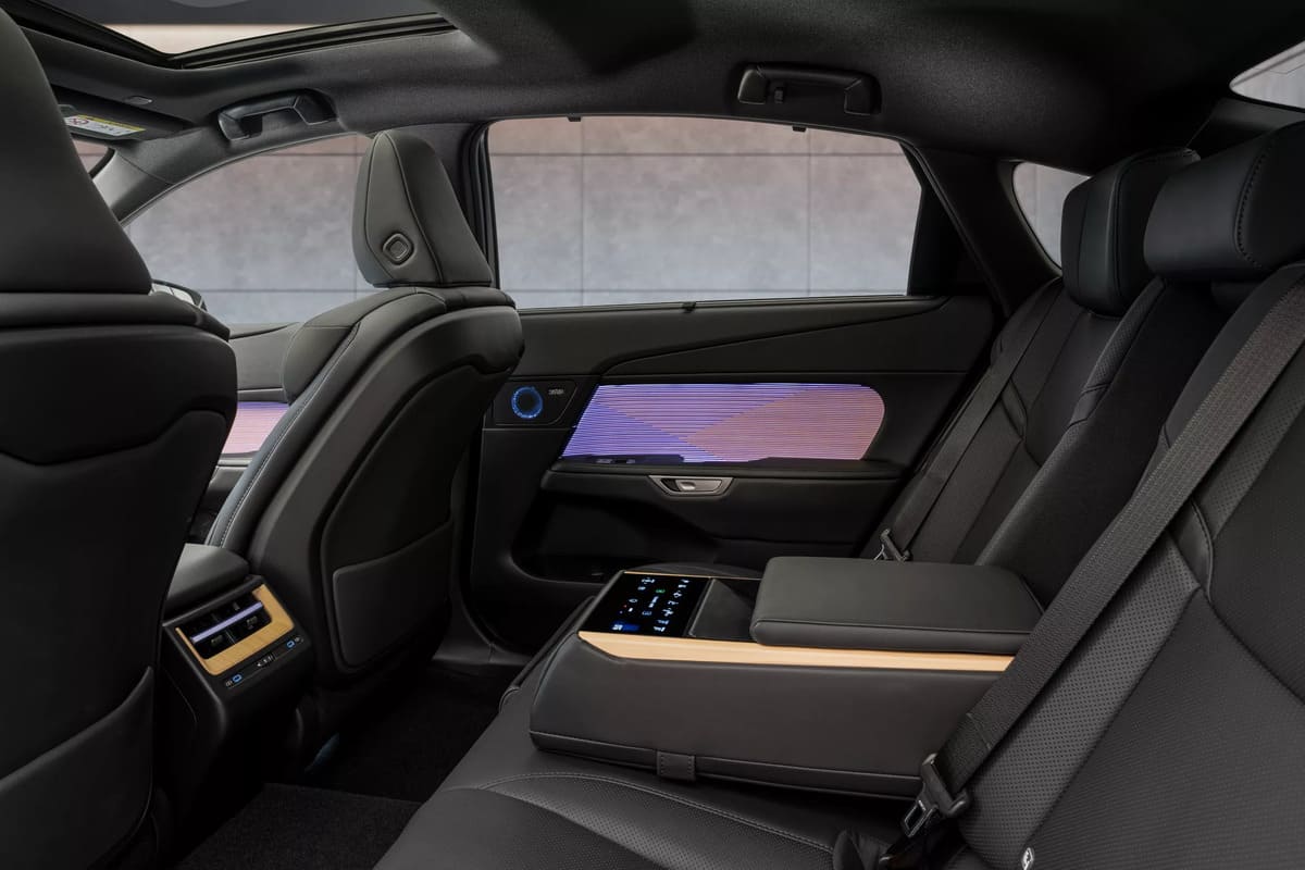 Nuevo Lexus ES 2025: El Sedán Japonés Que Quiere Destronar a BMW y Mercedes en Europa 5 Lexus ES350e 2025 Europa 0001