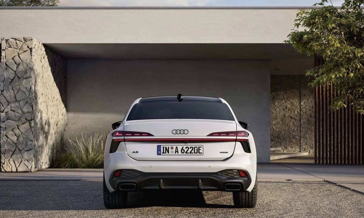 Nuevo Audi A6 e-hybrid quattro: Así es el sedán híbrido enchufable que redefine la movilidad premium 5 Nuevo Audi A6 e-hybrid quattro por detras