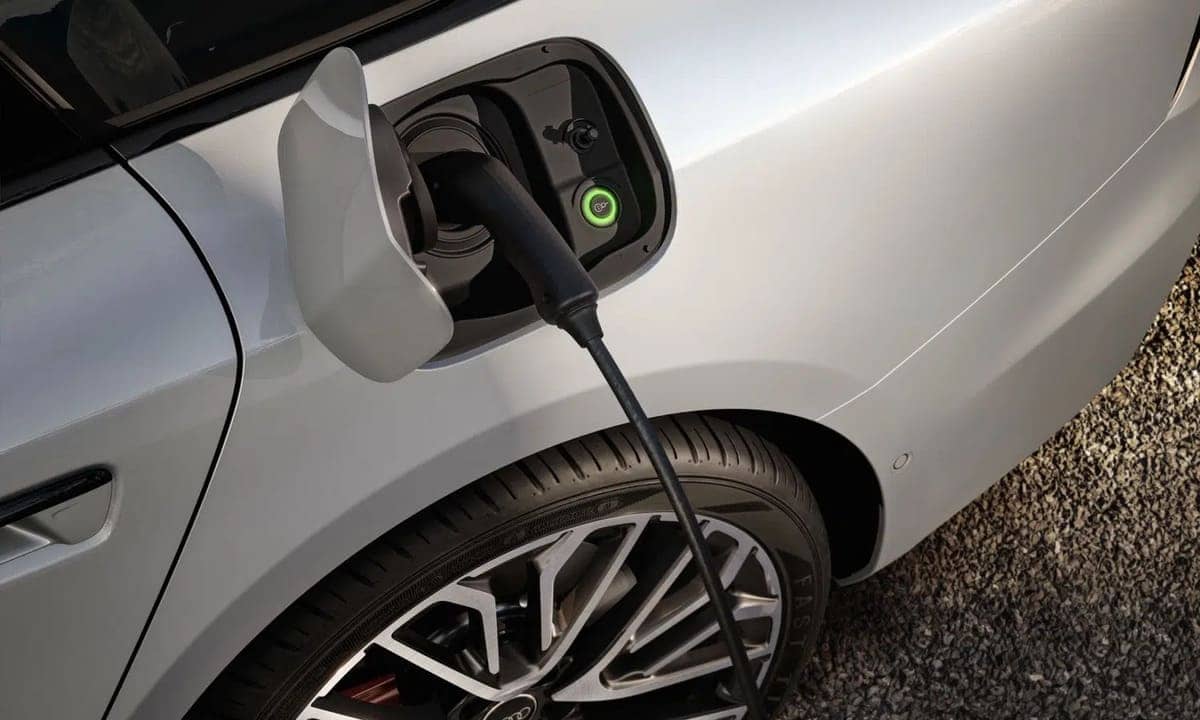 Nuevo Audi A6 e-hybrid quattro: Así es el sedán híbrido enchufable que redefine la movilidad premium 7 Nuevo Audi A6 e-hybrid quattro punto de carga