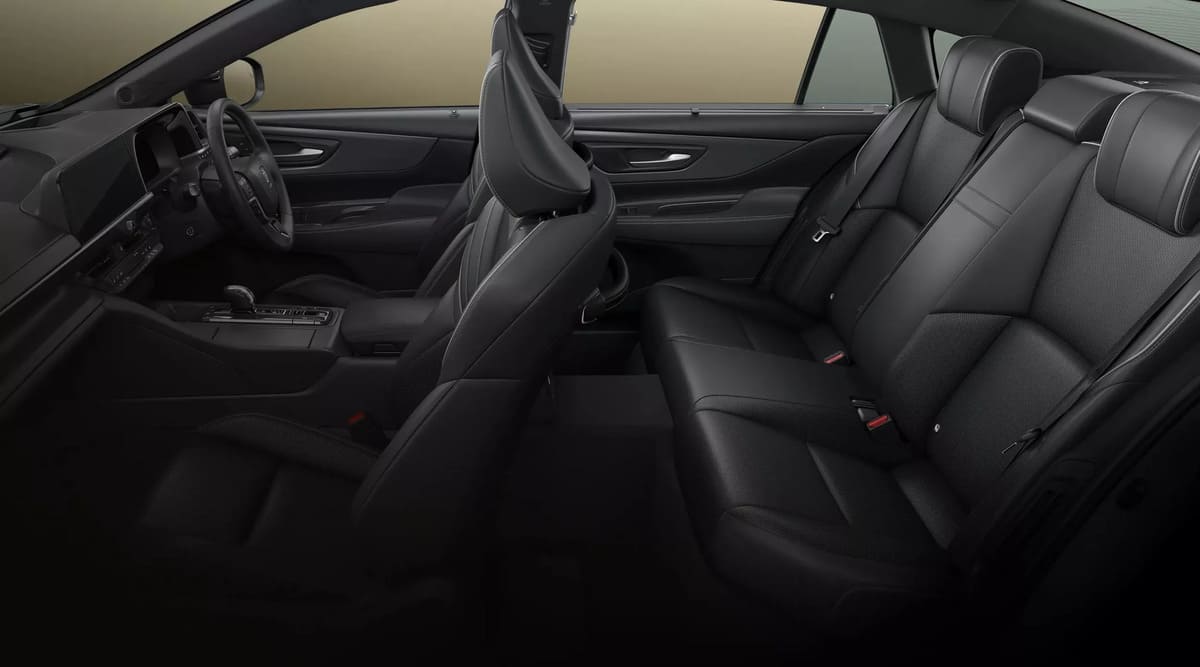 Toyota Crown Sedán Edición 70 Aniversario: Un lujo japonés que desafía a Maybach 4 Toyota Crown Sedán Edición 70 Aniversario interior