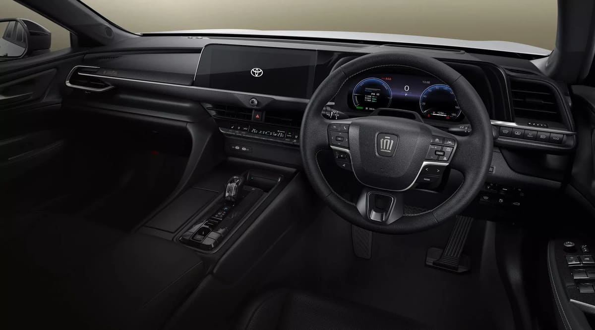 Toyota Crown Sedán Edición 70 Aniversario: Un lujo japonés que desafía a Maybach 3 Toyota Crown Sedán Edición 70 Aniversario tablero