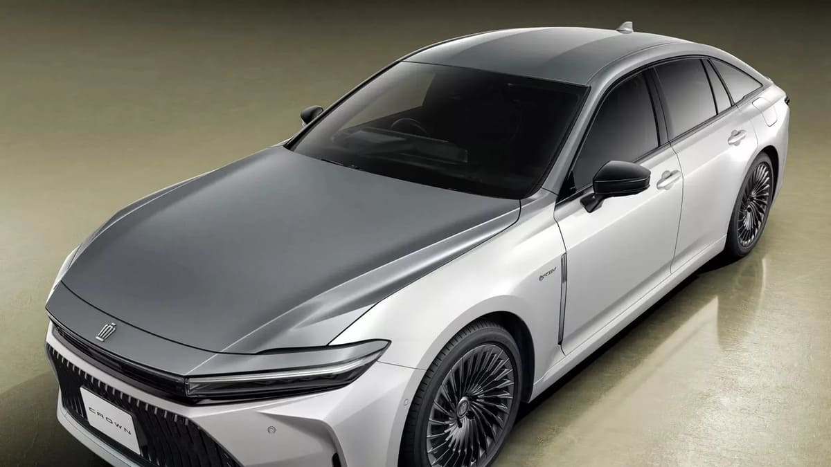 Toyota Crown Sedán Edición 70 Aniversario: Un lujo japonés que desafía a Maybach 2 Toyota Crown Sedán Edición 70 Aniversario desde arriba