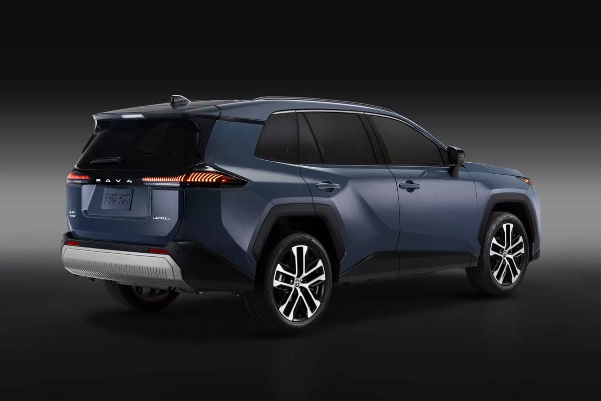 Nuevo Toyota RAV4 2026: Rediseño Total, y Solo Híbrida en todas sus versiones 10 Toyota RAV4 2026 PHEV por detras