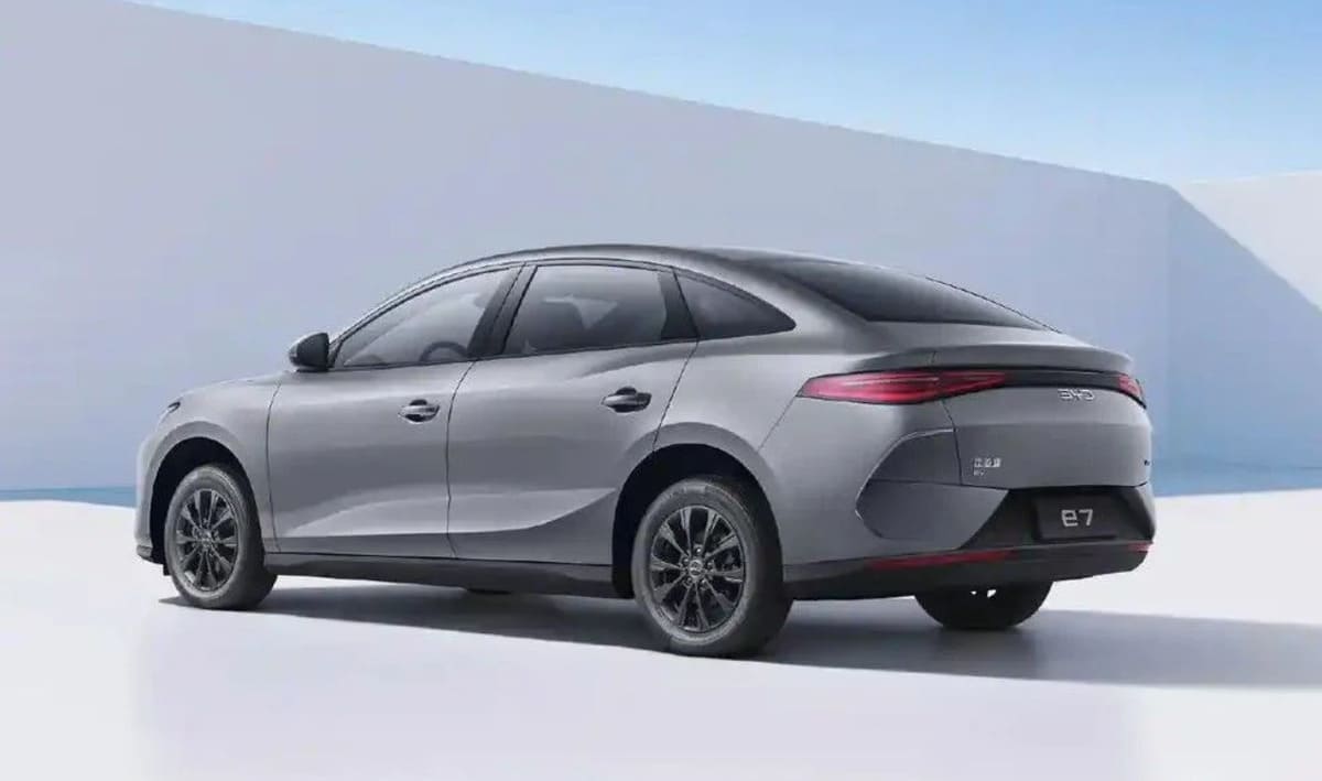 BYD e7: El sedán eléctrico low-cost ideal para taxis 5 byd e7 por detras