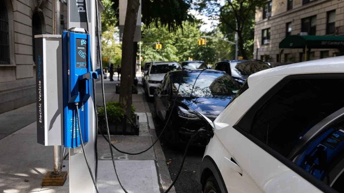 Cargadores en la acera: ¿la solución para cargar vehículos eléctricos en ciudad? 3 cargador aceras autos electricos 002