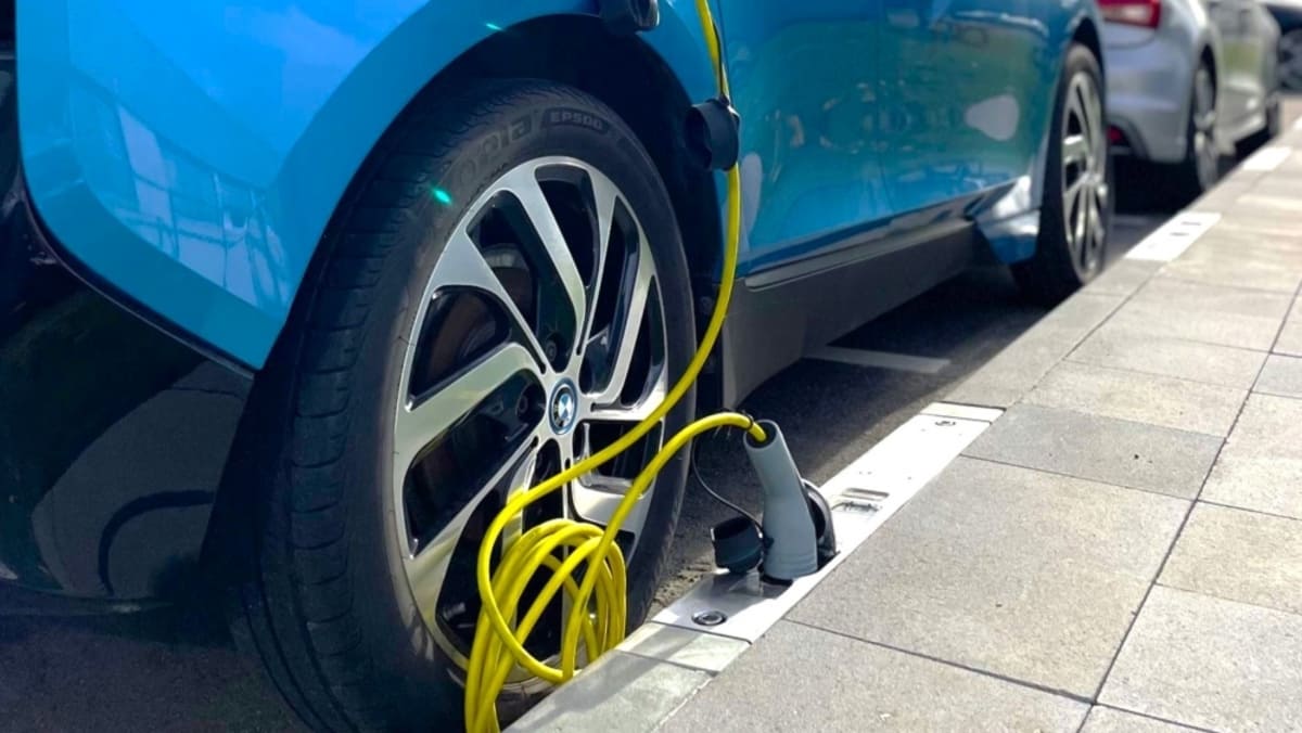 Cargadores en la acera: ¿la solución para cargar vehículos eléctricos en ciudad? 4 cargador aceras autos electricos 003