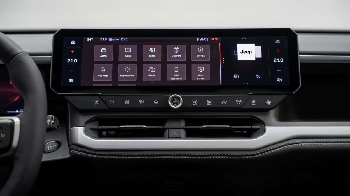 Nuevo Jeep Compass 2026: Más tecnológico, electrificado y con espíritu aventurero intacto 7 Nuevo Jeep Compass 2026 infoentretenimiento