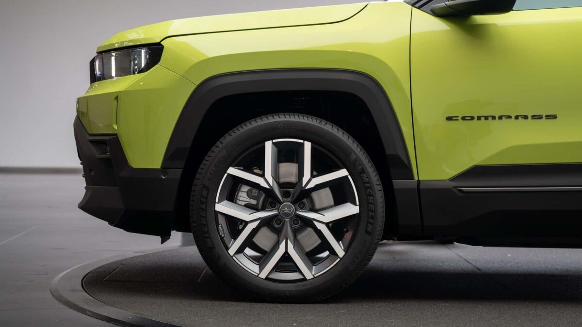 Nuevo Jeep Compass 2026: Más tecnológico, electrificado y con espíritu aventurero intacto 3 Nuevo Jeep Compass 2026 rines