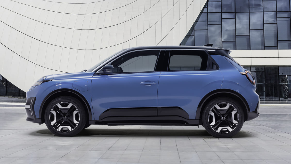 Así es el Nissan Micra 2026: El eléctrico japonés que desafía al Renault 5 4 Nissan Micra 2026 lateral