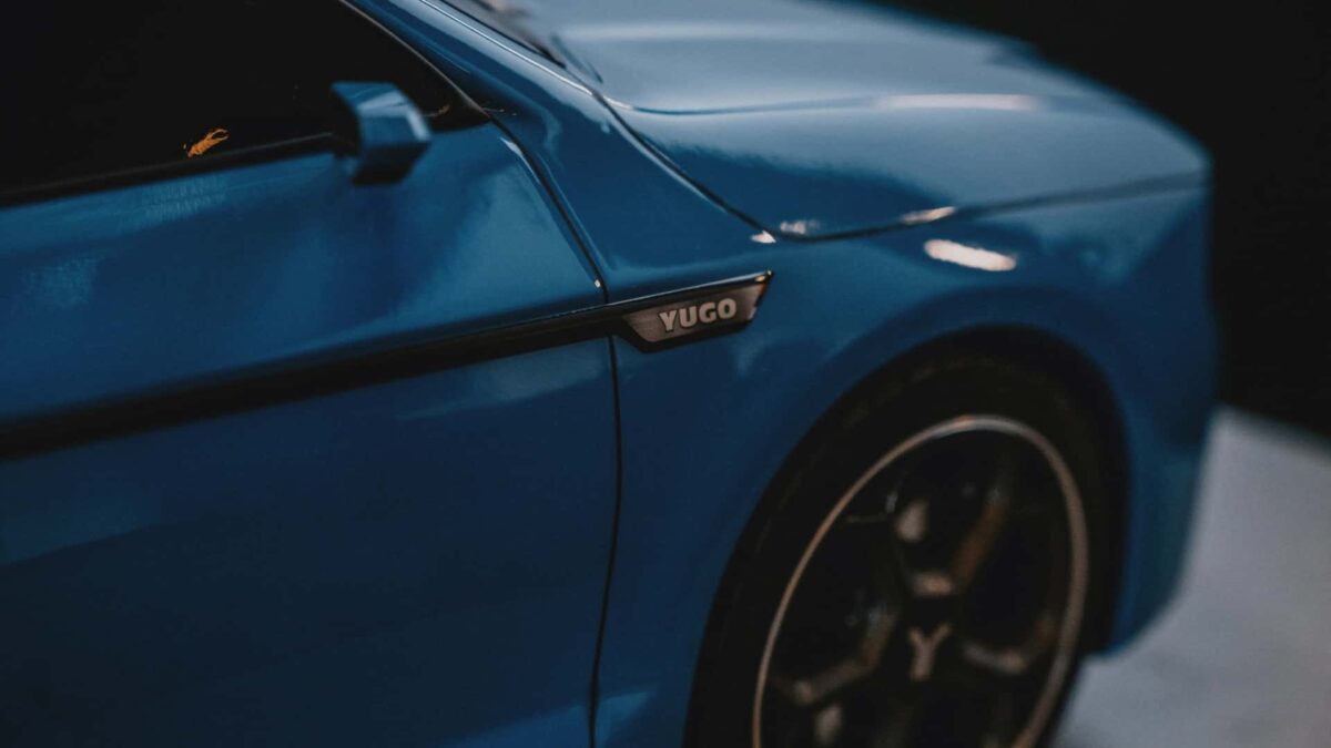 Yugo vuelve con fuerza: el icónico hatchback regresa para 2027 3 Yugo concept car logo