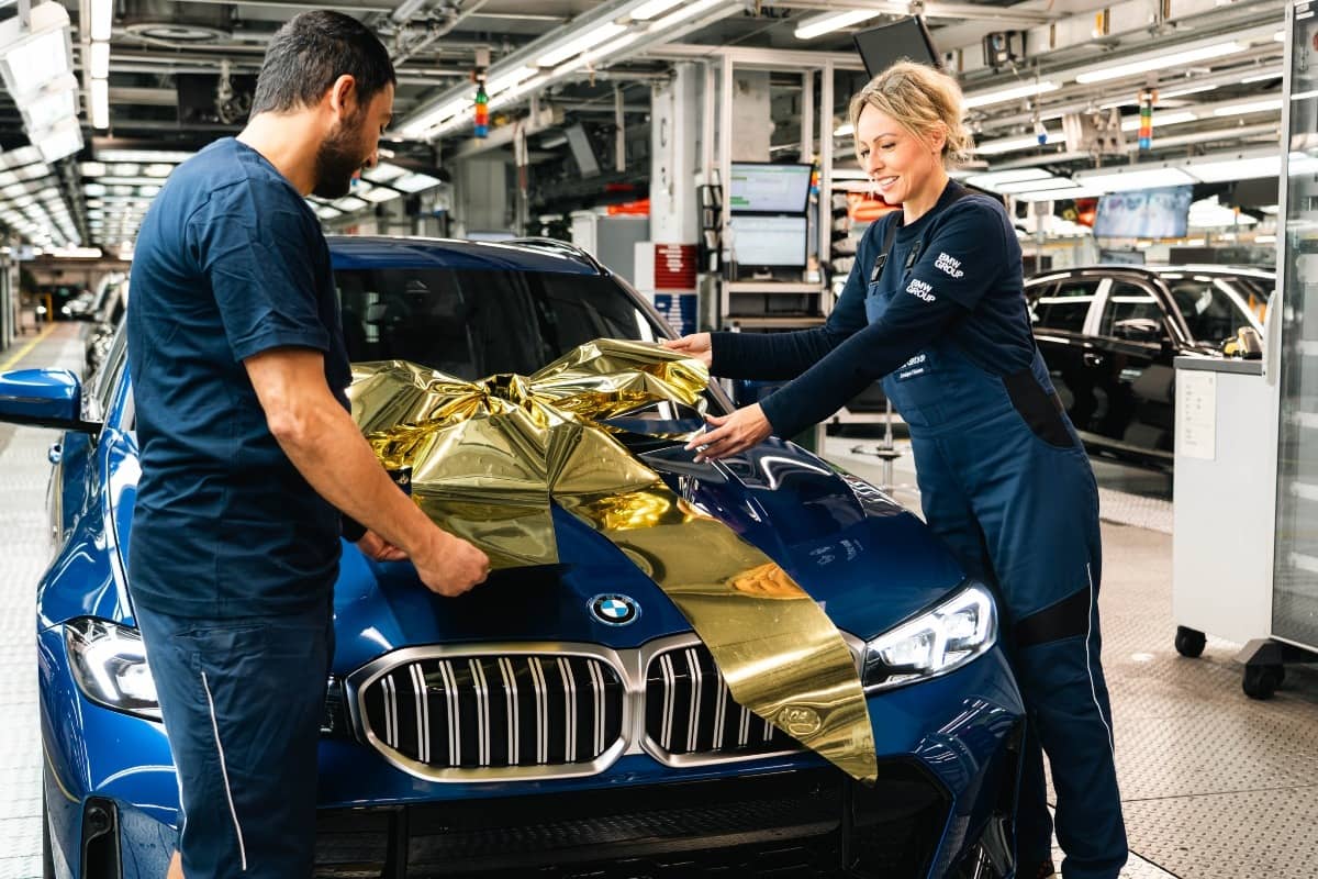 BMW alcanza los 3 millones de vehículos electrificados: el viaje hacia una revolución sobre ruedas aún no termina 4 BMW 330e Touring 3.000.000 electrificados 0001
