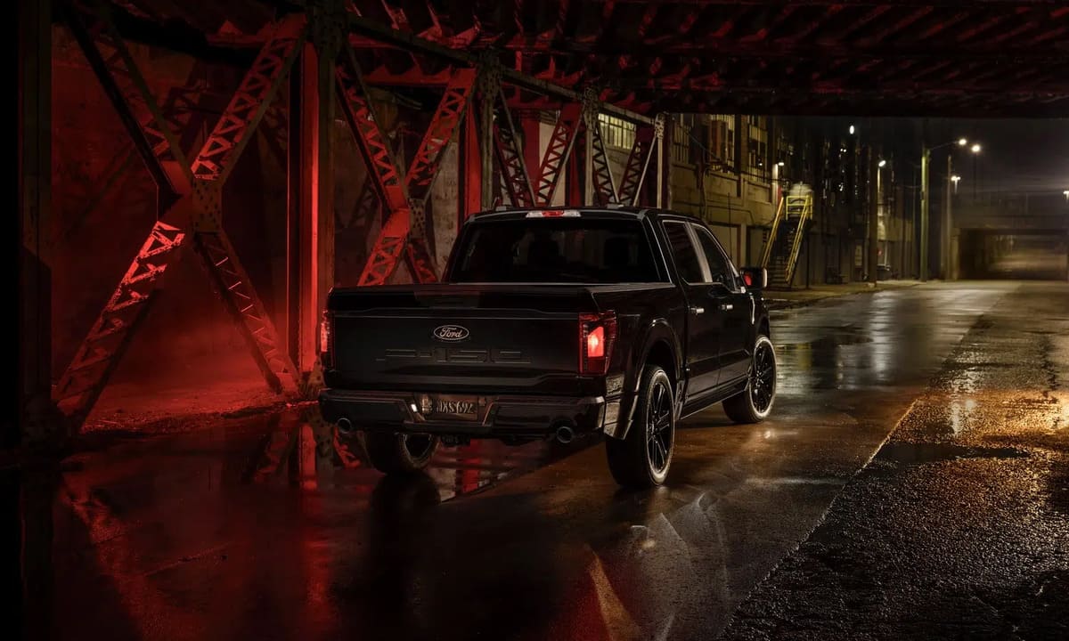 Ford F-150 Lobo 2025: La nueva pick up urbana que sacude el asfalto con fuerza y estilo 6 Ford F-150 Lobo 2025 por detras